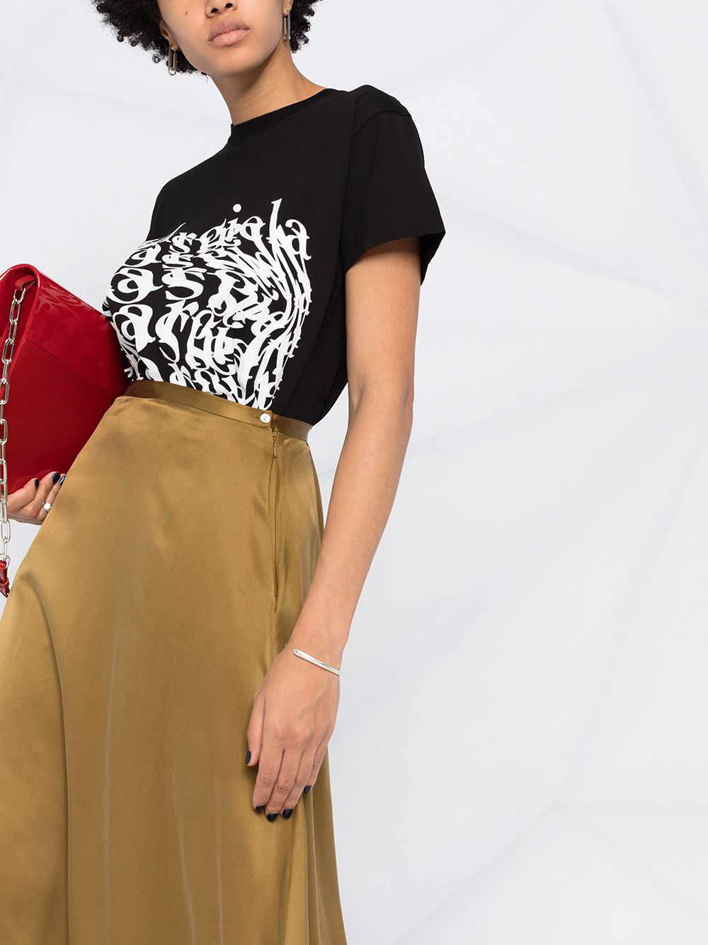 [메종마르지엘라] 여성 앱스트랙트 로고 프린팅 반팔 티셔츠 (블랙) S29GC0287 S22816 900